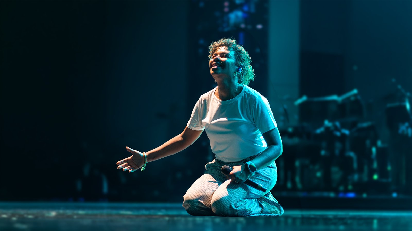 Nívea Soares lança a canção “Nossas Mãos Te Exaltarão” pela Onimusic